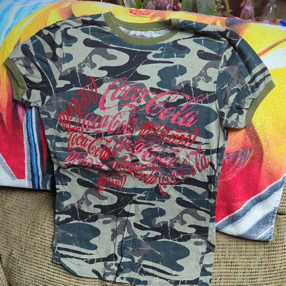 Coca Cola Women's  Camouflage T-Shirt - Green and Red